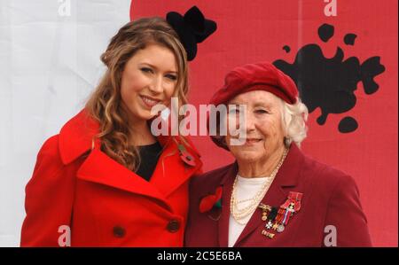 La photo doit être créditée ©Alpha Press 072565 22/10/2009 Hayley Westenra et Dame Vera Lynn Poppy lancement de l'appel au Horseguards Parade Londres Banque D'Images