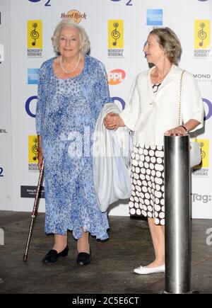 La photo doit être créditée ©Alpha Press 073514 02/07/10 Dame Vera Lynn aux prix O2 Silver Clef qui se tiennent au London Hilton Park Lane Hotel à Londres Banque D'Images