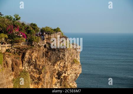 Falaises du temple d'Uluwatu surplombant l'océan Banque D'Images