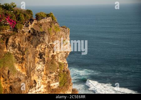 Temple d'Uluwatu surplombant les falaises au bord de l'océan Banque D'Images