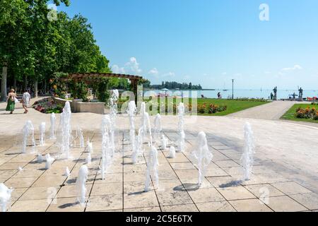 Parc au lac Balaton à Balatonfured, Hongrie avec une fontaine . Banque D'Images