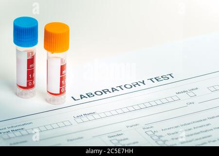Formulaire à remplir avec les résultats du test sanguin dans les tubes Banque D'Images