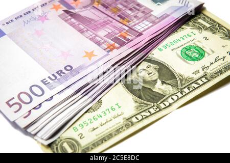 500 billets en euros contre 1 dollar. Pile d'argent liquide isolée sur fond blanc. Cinq cents notes de l'Union européenne contra American curre Banque D'Images