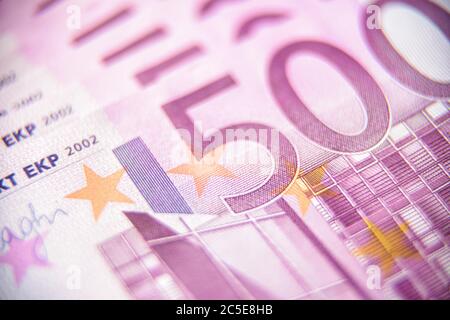 gros plan sur 500 billets en euros. Cinq cents billets de monnaie de l'Union européenne. Vue macro de l'argent en euros pour l'arrière-plan. Concept de banque, stock Banque D'Images