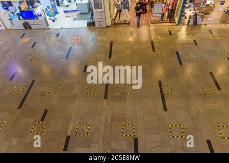 Durgpur/ Inde - juin 25,2020. Boîtes sur le plancher d'un centre commercial fait pour social distance maintenir au moment de la pandémie de maladie Covid19/ Coro Banque D'Images