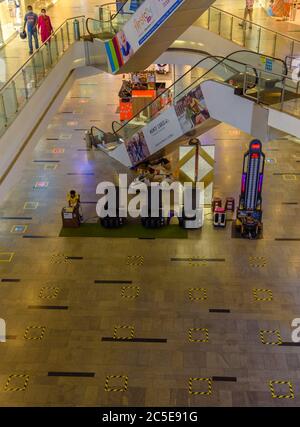 Durgpur/ Inde - juin 25,2020. Boîtes à l'étage d'un centre commercial fait pour social distance maintenir au moment de la pandémie de maladie Covid19. Banque D'Images