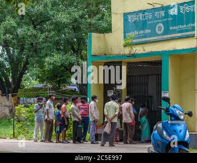 Durgpur/ Inde - juin 25,2020. Les personnes qui portent un masque dans une file d'attente à l'extérieur d'une banque au moment de la pandémie de covid19/ virus Corona. Banque D'Images