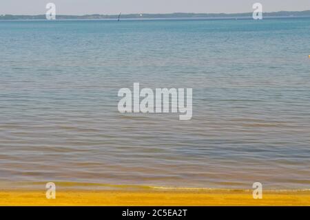 Lac ondule à la plage de sable, plage de Serene sable doré, traverse City Bay, plage isolée, lac de Serene, lac de Serene Ripples à la rive, lac de Serene tranquille Banque D'Images