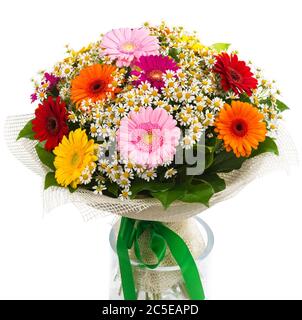 Bouquet de gerberas et de pâquerettes colorées isolées sur fond blanc Banque D'Images