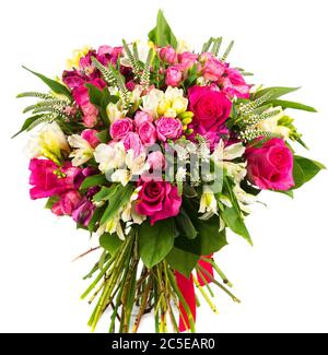 Bouquet coloré de roses et d'alstroemerias isolés sur fond blanc Banque D'Images