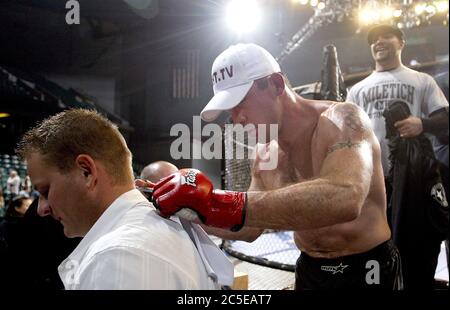 Davenport, Iowa, États-Unis. 1er juillet 2020. Pat Miletich de Bettendorf signe un autographe après qu'il a battu Thomas Denny au deuxième tour avec un knock out. Crédit : Kevin E. Schmidt/Quad-City Times/ZUMA Wire/Alay Live News Banque D'Images