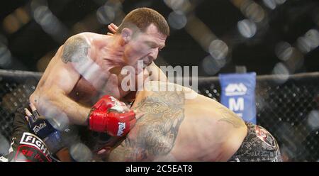 Davenport, Iowa, États-Unis. 1er juillet 2020. La lutte de Pat Miletich contre Thomas Denny le jeudi 11 décembre 2008. Crédit : Kevin E. Schmidt/Quad-City Times/ZUMA Wire/Alay Live News Banque D'Images