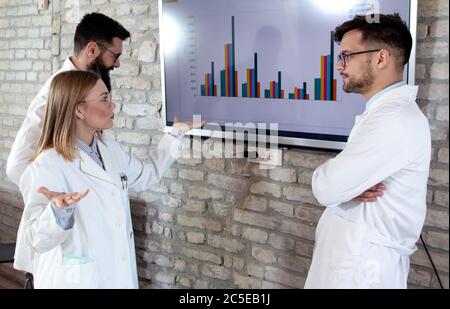 Des médecins et des chercheurs médicaux en conférence discutent des solutions possibles pour résoudre une crise sanitaire mondiale. Banque D'Images