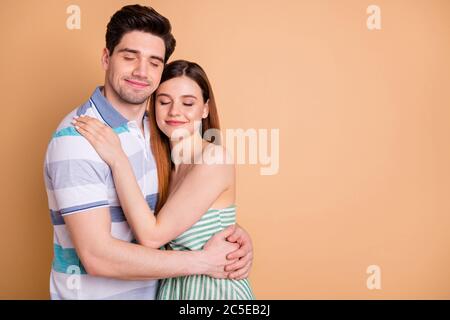 Portrait de passionné marié couple homme femme hug embrasser cuddle copyspace profiter de la togetherness proche yeux porter un bon look jupe isolée sur pastel Banque D'Images