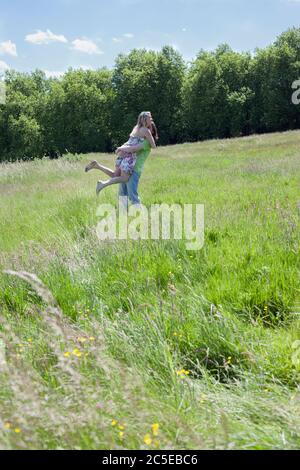 Jeunes amateurs s'amuser lors d'une journée ensoleillée d'été sur un pré dans un parc de Londres, Springfield Park, Londres, version modèle disponible Banque D'Images