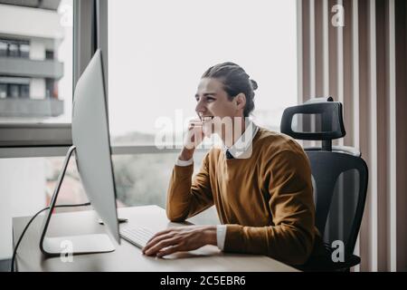 Jeune homme d'affaires travaillant sur un pc au bureau à domicile pendant la quarantaine. Banque D'Images