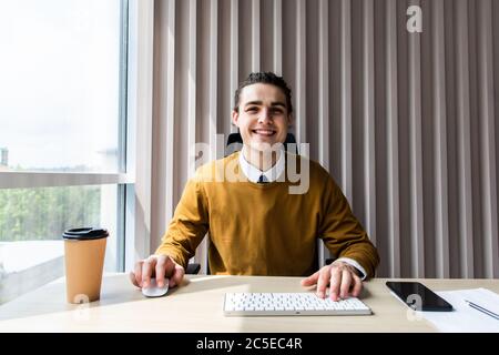 Homme d'affaires en costume regardant la caméra faire des conférences téléphoniques vidéo, e-coaching formation en ligne, enregistrement de blog webinar, communiquer avec le client ou h Banque D'Images