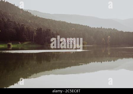 Magnifique paysage en automne avec des montagnes et des arbres se reflétant sur un lac calme comme un miroir, réflexion sur le lac Abant DE TURQUIE Banque D'Images