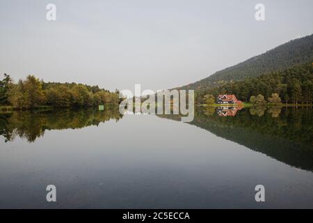 Magnifique paysage au printemps avec des montagnes et des arbres qui se réfléchit sur un lac calme comme un miroir, réflexion sur le lac Abant DE TURQUIE Banque D'Images