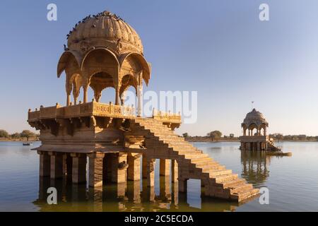 Jaisalmer, Rajasthan, Inde- Fév 17,2020. Vue sur le chatte sculpté dans le lac Gadsisar Banque D'Images