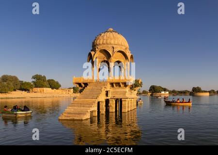 Jaisalmer, Rajasthan, Inde- Fév 17,2020. Vue sur le chatte sculpté dans le lac Gadsisar Banque D'Images