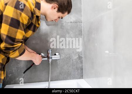 Plumber repairing robinet de douche, gros plan Banque D'Images