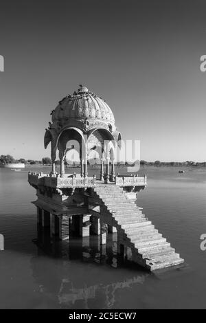 Jaisalmer, Rajasthan, Inde- Fév 17,2020. Vue sur le chatte sculpté dans le lac Gadsisar Banque D'Images