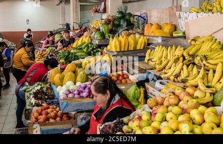Stands de fruits au Mercado 10 de Agosto coloré du marché central de Cuenca en Equateur. Banque D'Images