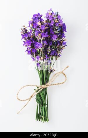 Fleur de lavande dans un beau bouquet biologique isolé sur fond blanc Banque D'Images