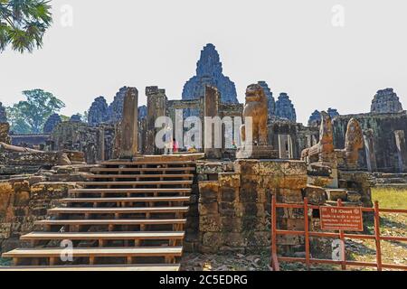 Les tours à l'entrée du Bayon au complexe du temple d'Angkor Thom, Siem Reap, Cambodge, Asie Banque D'Images