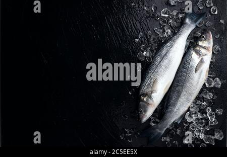 Poisson frais de mer sur glace sur fond noir Banque D'Images