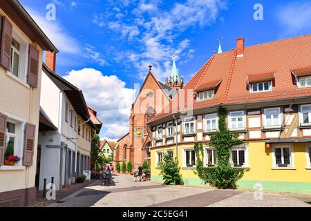 Ladenburg, Allemagne - juillet 2020: Centre-ville historique datant du Moyen-âge de la petite ville allemande de ladenburg le jour ensoleillé d'été Banque D'Images