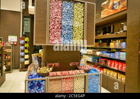 BERLIN, ALLEMAGNE - VERS SEPTEMBRE 2019 : photo intérieure au magasin Lindt du Mall of Berlin. Lindt est une société suisse de chocolatiers et de confiserie. Banque D'Images