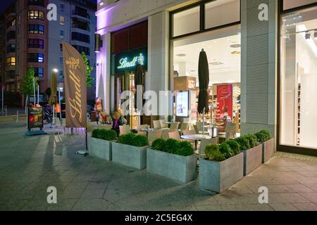 BERLIN, ALLEMAGNE - VERS SEPTEMBRE 2019 : boutique Lindt au Mall of Berlin. Lindt est une société suisse de chocolatiers et de confiserie. Banque D'Images