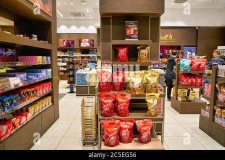 BERLIN, ALLEMAGNE - VERS SEPTEMBRE 2019 : photo intérieure au magasin Lindt du Mall of Berlin. Lindt est une société suisse de chocolatiers et de confiserie. Banque D'Images