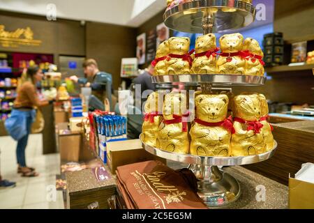 BERLIN, ALLEMAGNE - VERS SEPTEMBRE 2019 : photo intérieure au magasin Lindt du Mall of Berlin. Lindt est une société suisse de chocolatiers et de confiserie. Banque D'Images