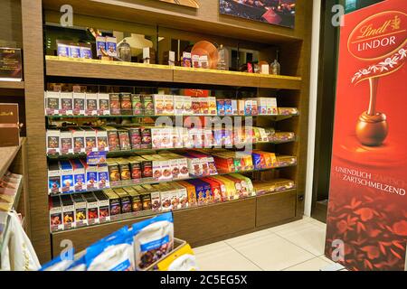 BERLIN, ALLEMAGNE - VERS SEPTEMBRE 2019 : photo intérieure au magasin Lindt du Mall of Berlin. Lindt est une société suisse de chocolatiers et de confiserie. Banque D'Images