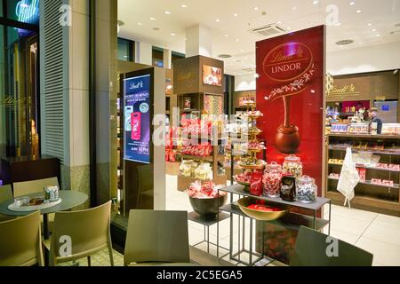 BERLIN, ALLEMAGNE - VERS SEPTEMBRE 2019 : boutique Lindt au Mall of Berlin. Lindt est une société suisse de chocolatiers et de confiserie. Banque D'Images