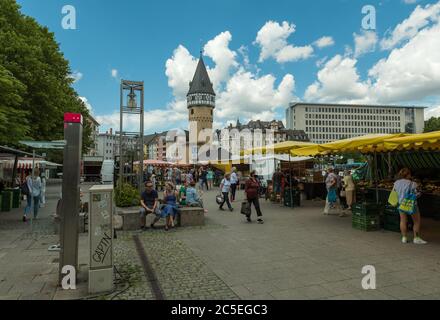 bockenheim markt, marché hebdomadaire des agriculteurs sur la Bockenheimer Warte avec des stands de fruits et légumes, Francfort-sur-le-main, Allemagne Banque D'Images