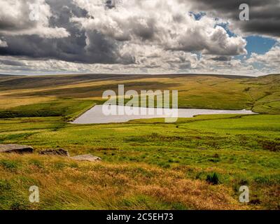 Tempête de nuages au-dessus du réservoir de Mars Haigh avec Berry Greave à distance. Huddersfield. Banque D'Images