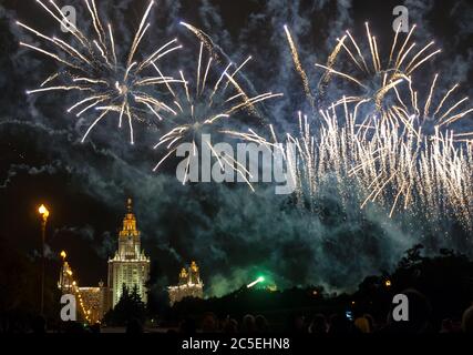 Feux d'artifice sur le bâtiment principal de l'Université d'État de Moscou à Moscou Banque D'Images