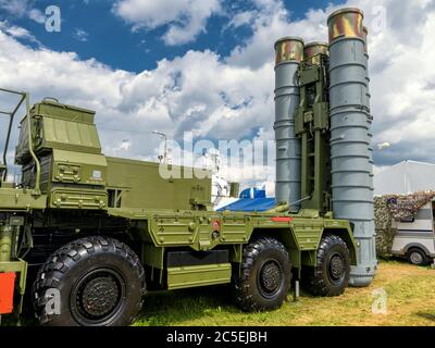 Région de Moscou - 21 juillet 2017 : le système d'armes antiaériennes russe S-400 TRIUMF au salon international de l'aviation et de l'espace (MAKS). Banque D'Images
