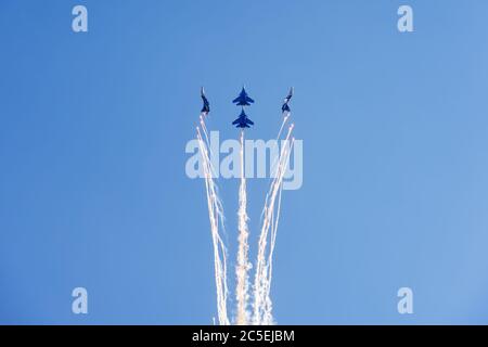 Région de Moscou - 21 juillet 2017 : équipe d'exposition acrobatique des chevaliers russes sur su-30SM dans le ciel bleu au salon international de l'aviation et de l'espace (MAKS) Banque D'Images