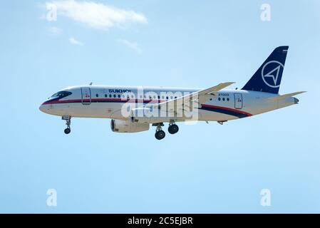 Région de Moscou - 21 juillet 2017 : l'avion russe Sukhoi Superjet-100 vole au salon international de l'aviation et de l'espace (MAKS) de Zhukovsky. Banque D'Images