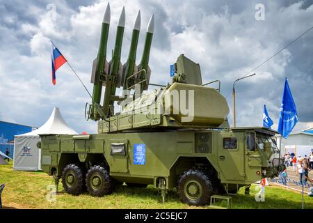 Région de Moscou - 21 juillet 2017 : le système de missiles russe Buk-M2 au salon international de l'aviation et de l'espace (MAKS). Banque D'Images