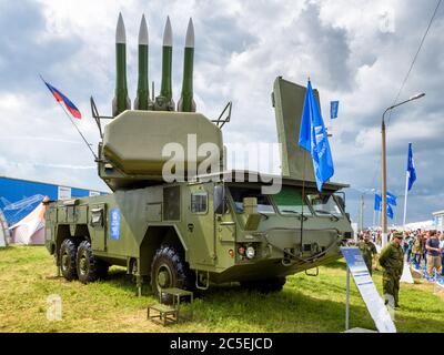 Région de Moscou - 21 juillet 2017 : le système de missiles russe Buk-M2 au salon international de l'aviation et de l'espace (MAKS). Banque D'Images