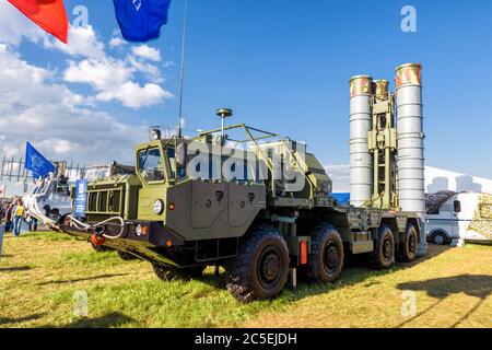 Région de Moscou - 21 juillet 2017 : le système d'armes antiaériennes russe S-400 TRIUMF au salon international de l'aviation et de l'espace (MAKS). Banque D'Images