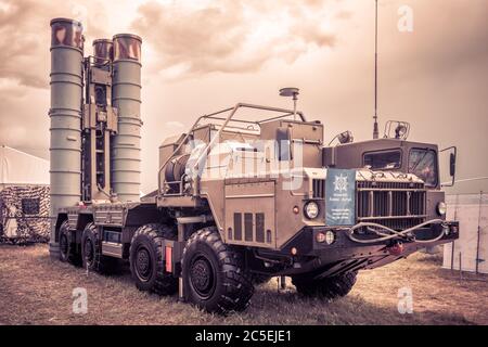 Région de Moscou - 21 juillet 2017 : le système d'armes antiaériennes russe S-400 TRIUMF au salon international de l'aviation et de l'espace (MAKS). Banque D'Images