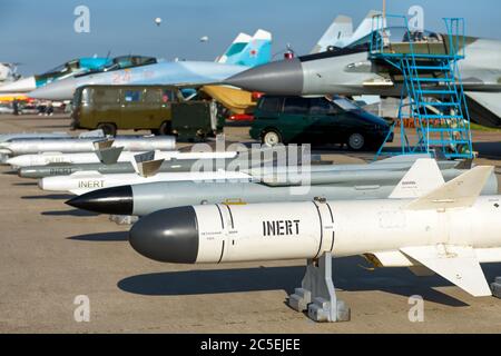 Région de Moscou - 21 juillet 2017 : bombes et missiles pour le chasseur aérien russe au salon international de l'aviation et de l'espace (MAKS) de Zhukovsky. Banque D'Images