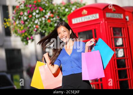 Femme shopping à Londres Banque D'Images